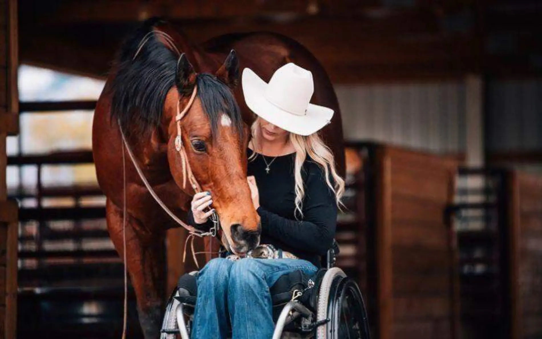 Amberly Snyder no se puso el cinturón de seguridad y se provocó parálisis )